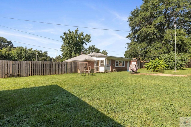 view of yard featuring an outbuilding