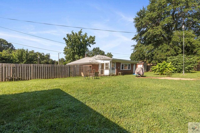 view of yard featuring an outbuilding