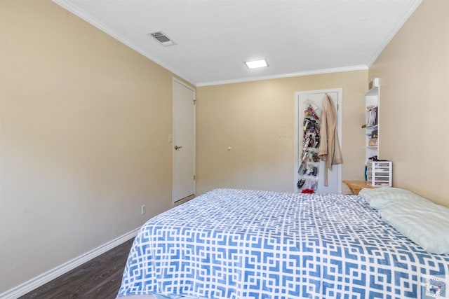 bedroom with crown molding, dark wood-type flooring, a textured ceiling, and a closet