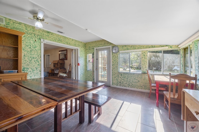 sunroom with ceiling fan