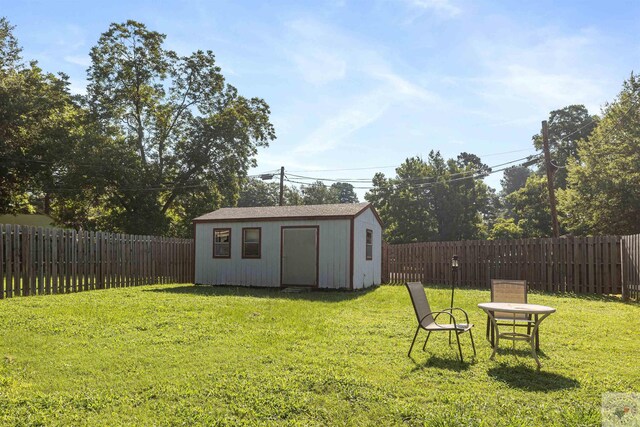 view of yard featuring a storage shed