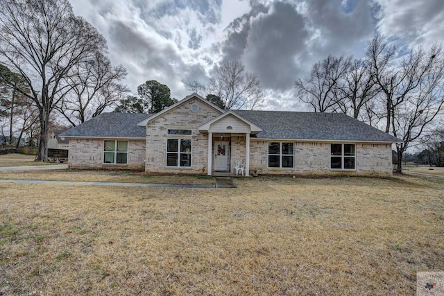 view of front of home featuring a front yard