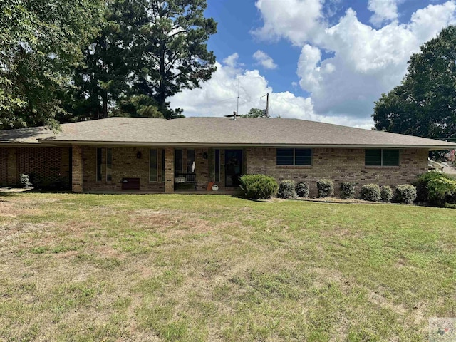 view of front of home featuring a front yard