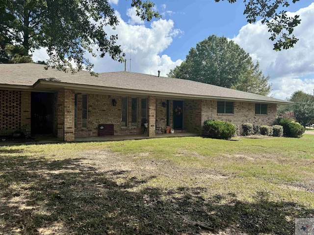 view of front facade featuring a front lawn