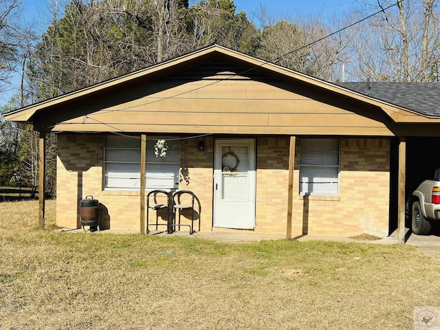 view of front facade with a front lawn