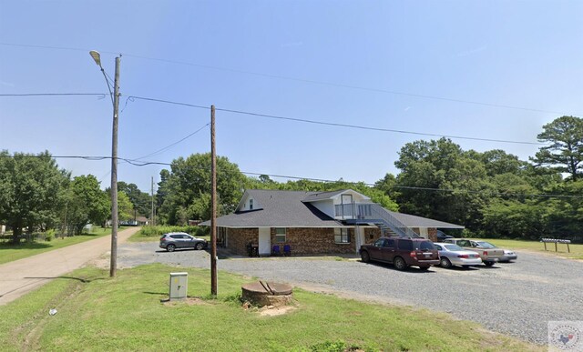 view of front of house featuring a front yard