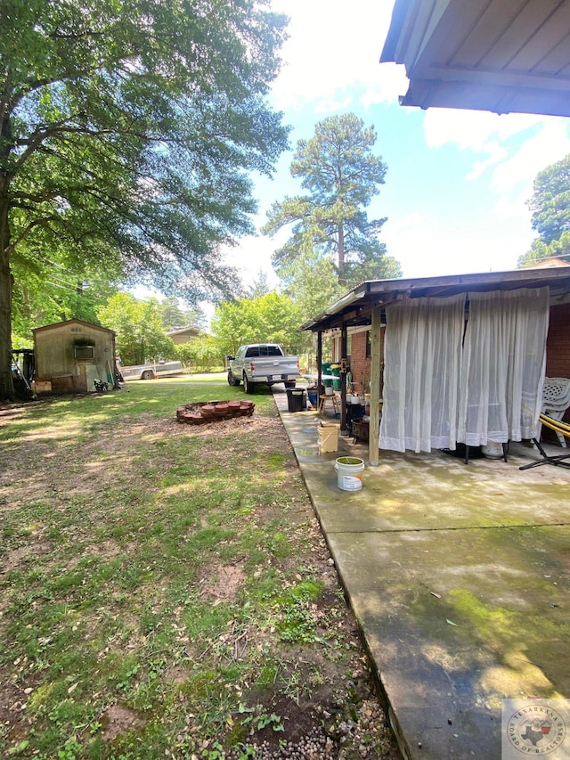 view of yard with a storage unit