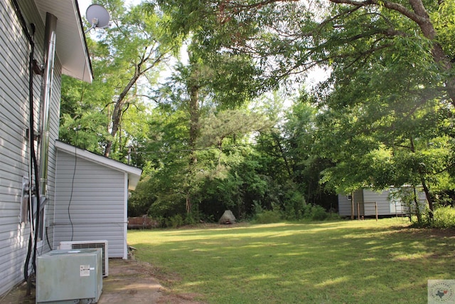 view of yard with an outbuilding