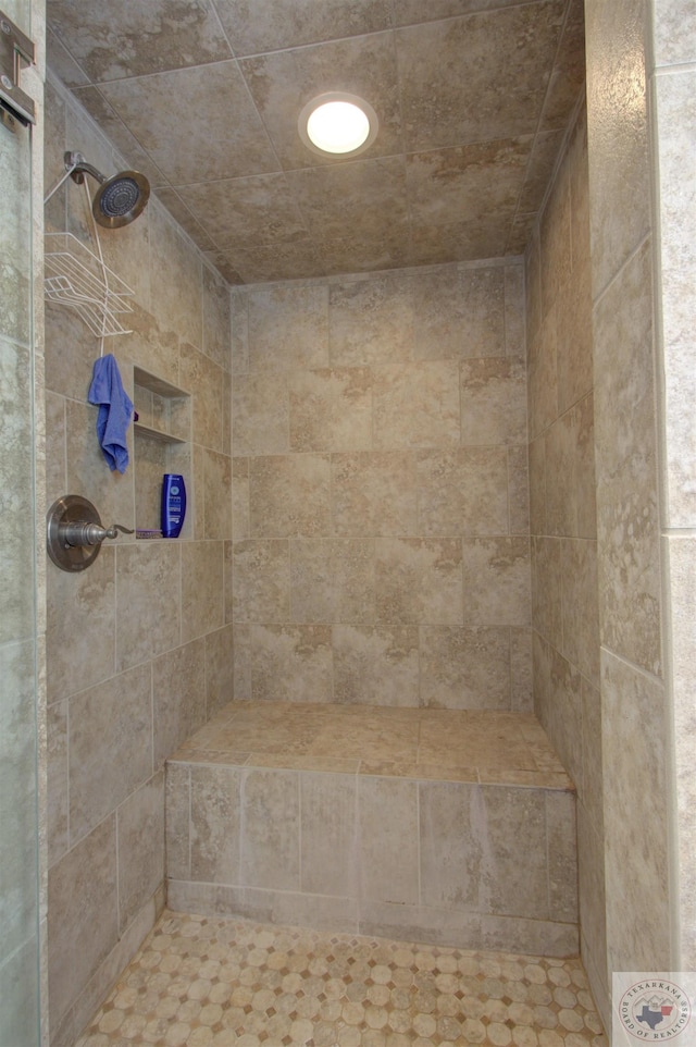 bathroom featuring a tile shower