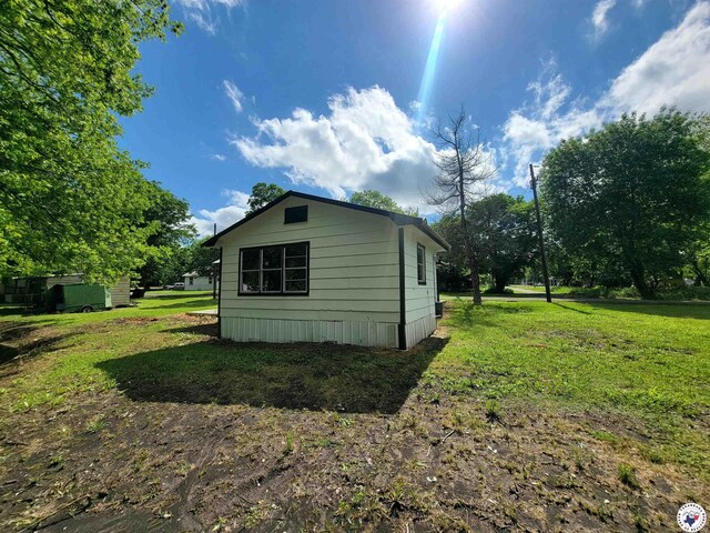 501 S Columbia St, Clarksville, TX 75426 - view of side of home with a yard