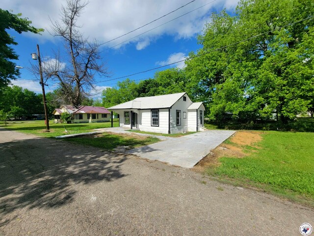 501 S Columbia St, Clarksville, TX 75426 - single story home featuring a front yard and driveway
