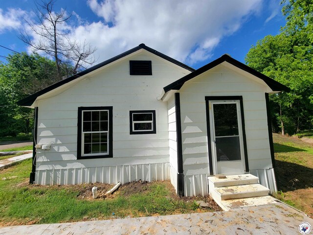 501 S Columbia St, Clarksville, TX 75426 - view of front of house with entry steps