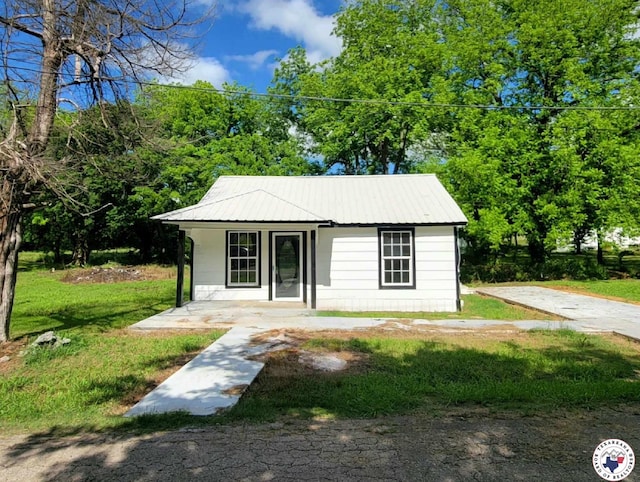 501 S Columbia St, Clarksville, TX 75426 - view of front of home with a porch, a front yard, and metal roof