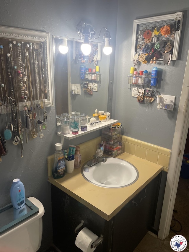 1921 E 40th St, Texarkana, AR 71854 - half bath featuring vanity and toilet