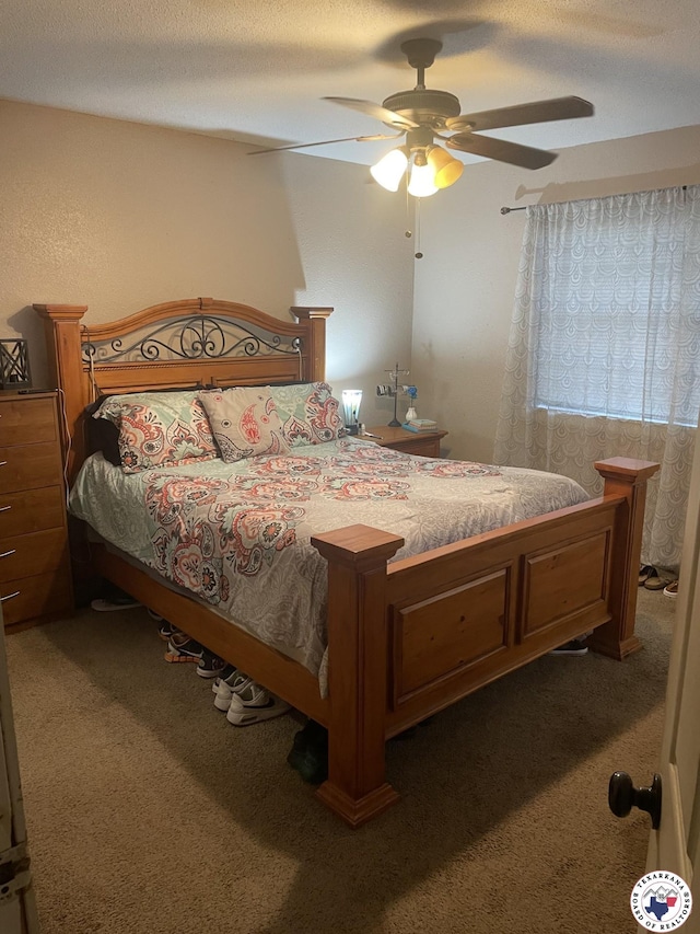 1921 E 40th St, Texarkana, AR 71854 - carpeted bedroom with a ceiling fan