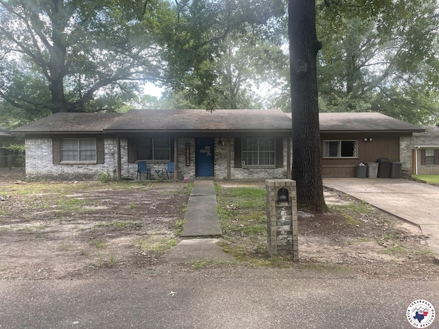 1921 E 40th St, Texarkana, AR 71854 - ranch-style home featuring a porch, brick siding, and concrete driveway