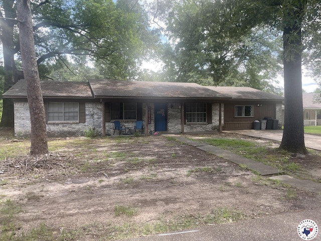 1921 E 40th St, Texarkana, AR 71854 - view of front facade with brick siding