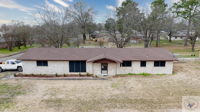 ranch-style house featuring a front yard