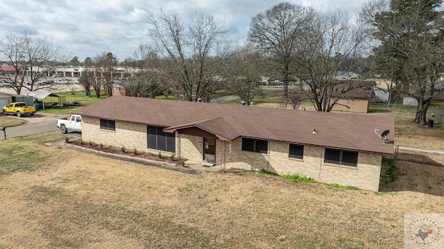 single story home with a front lawn