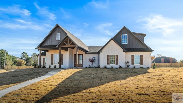 view of front facade featuring a front yard