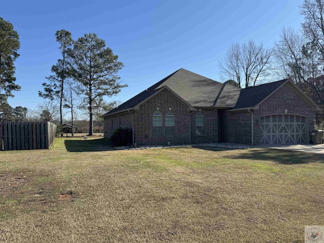 view of front facade featuring a garage and a front yard