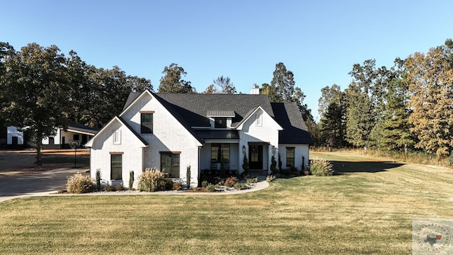 view of front of property featuring a front yard