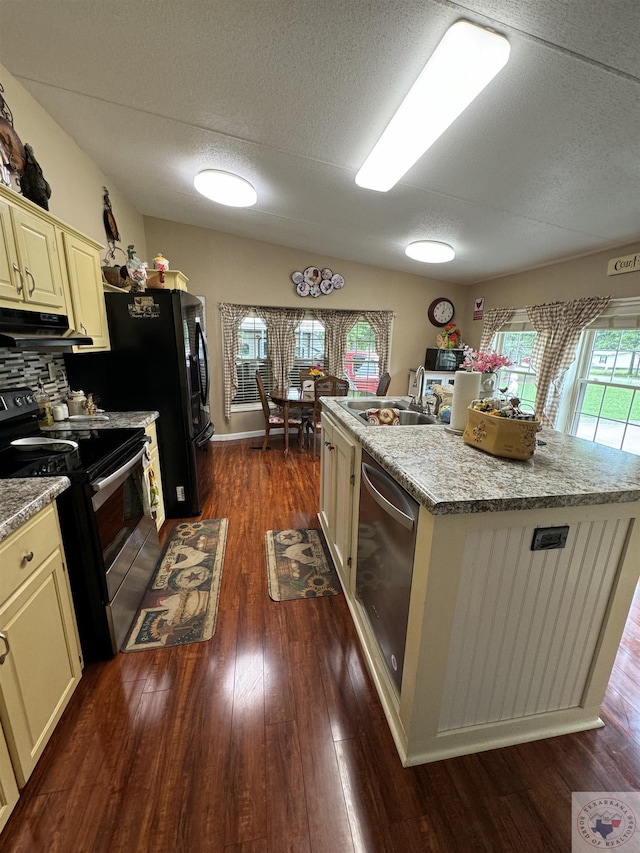 75 Westwood Ln, New Boston, TX 75570 - kitchen featuring sink, appliances with stainless steel finishes, cream cabinets, an island with sink, and decorative backsplash