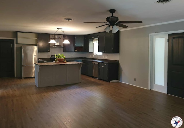 5105 Tennessee Rd, Texarkana, AR 71854 - kitchen with appliances with stainless steel finishes, dark wood-style flooring, a ceiling fan, and ornamental molding