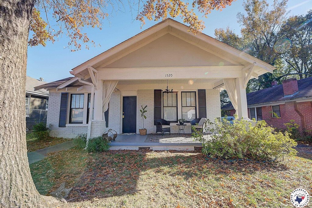 1520 Garland Ave, Texarkana, AR 71854 - bungalow-style home featuring a porch and brick siding