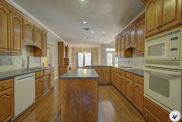 6903 Cherrybark Cir, Texarkana, AR 71854 - kitchen featuring white appliances, wood finished floors, a peninsula, recessed lighting, and tasteful backsplash