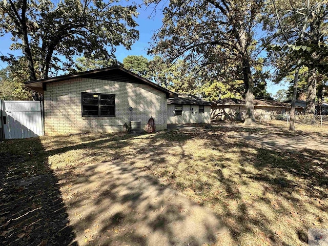 exterior space featuring a lawn