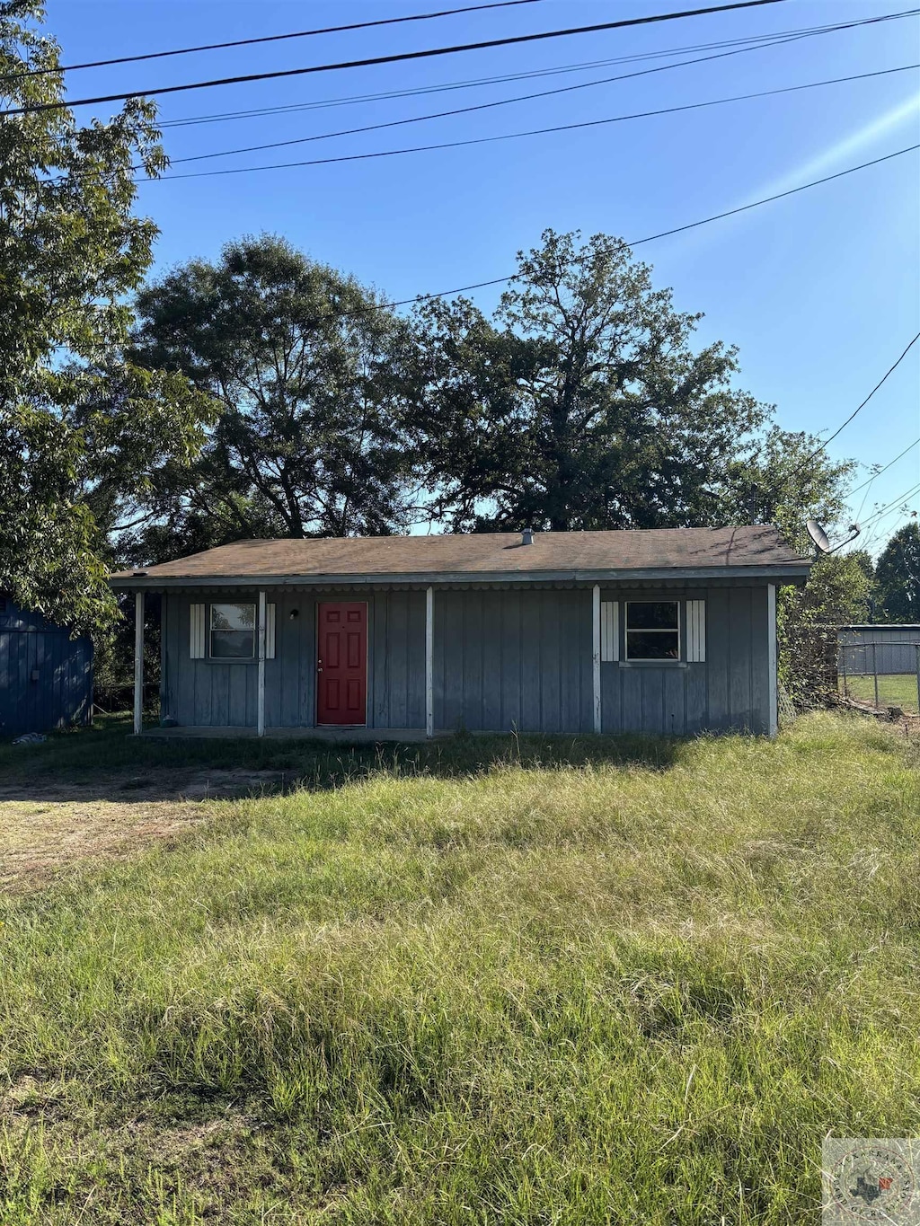 view of front of property with a front yard