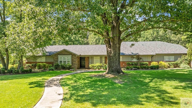 single story home with a front lawn