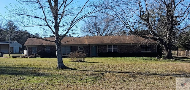 ranch-style house featuring a front yard