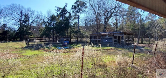 view of yard featuring an outdoor structure