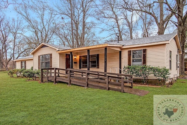 single story home featuring a front lawn