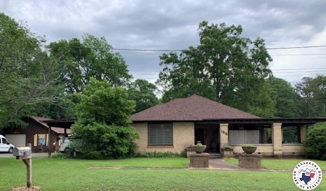view of front of property featuring a front lawn