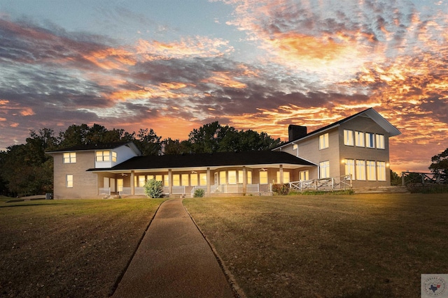 view of front of home featuring a lawn