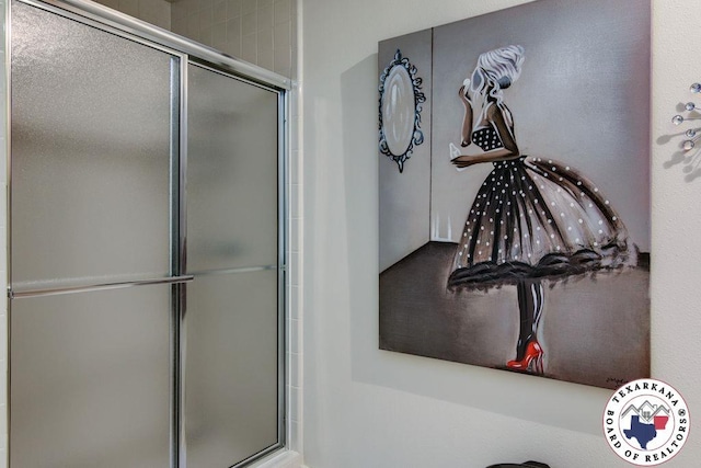 bathroom featuring tiled shower