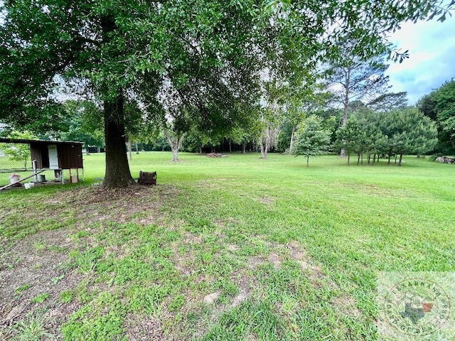 view of yard featuring an outdoor structure