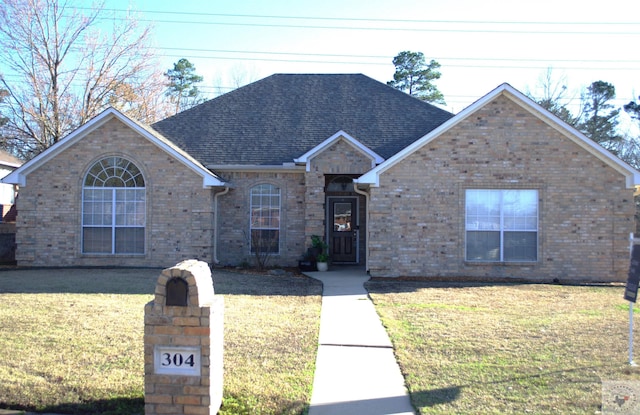 view of front property featuring a front lawn