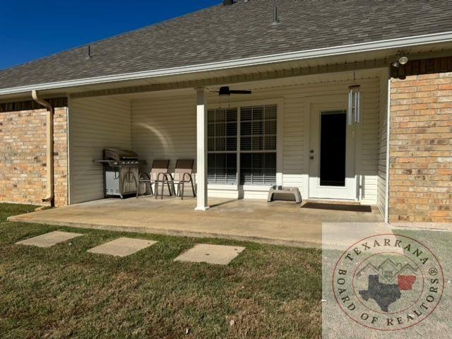 view of patio featuring grilling area and ceiling fan