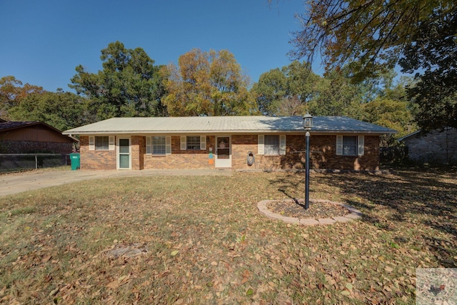 ranch-style house featuring a front yard