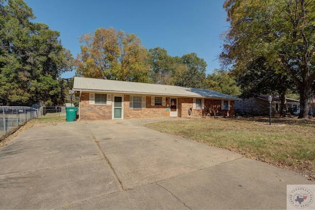 single story home with a front lawn