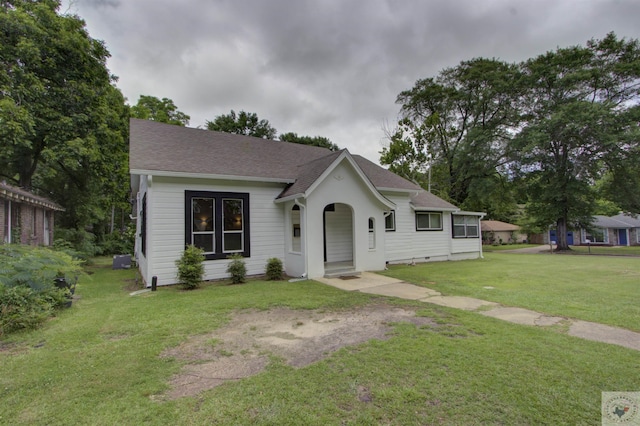 view of front of home with a front yard