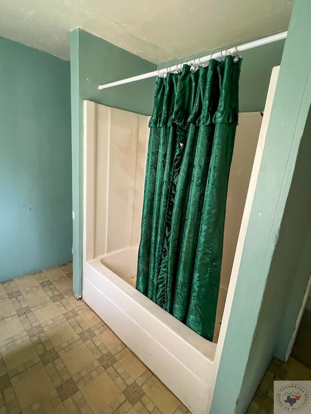 bathroom with shower / bath combo with shower curtain