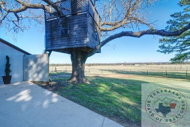 view of yard with a rural view