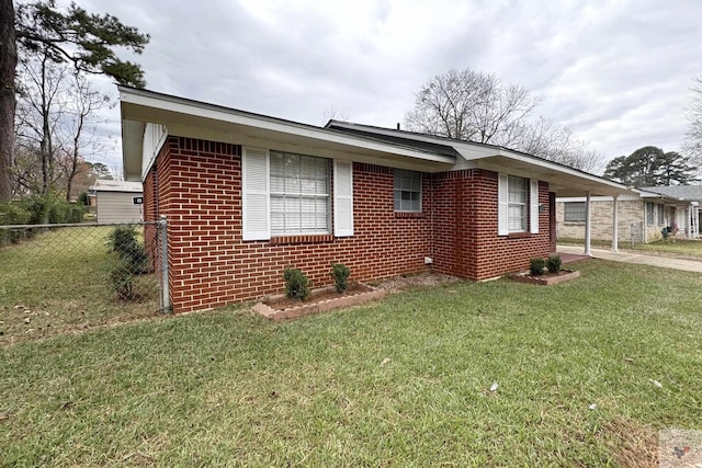 view of front facade with a front lawn and a carport