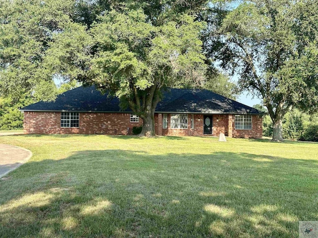 view of front facade with a front yard