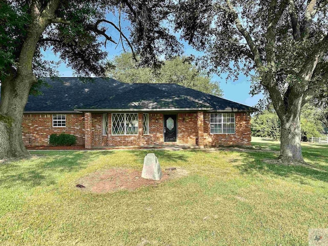 single story home featuring a front yard